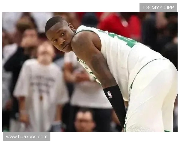 美媒曝光AI合成图 罗齐尔庭审前戴手铐穿黄蜂连帽衫神情严肃